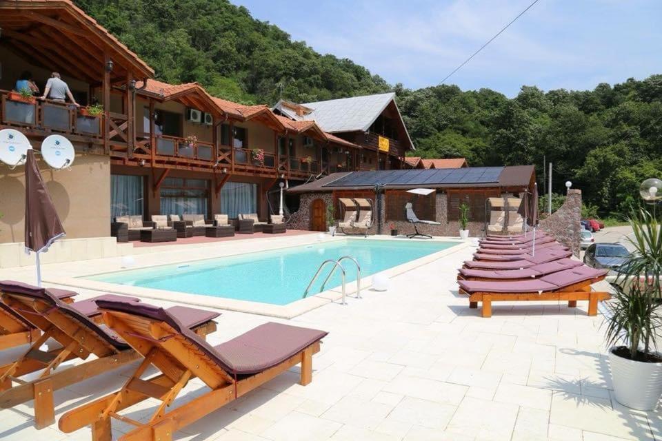 Pensiunea Deian-Clisura Dunarii Moldova Noua Exterior photo